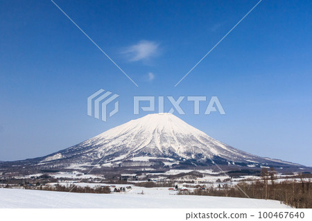 從北海道留壽都村眺望早春的羊蹄山[3月] 100467640