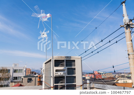 空調防烏鴉對策 屋頂室外機和風車 空調防烏鴉對策 屋頂室外機和風車 100467797