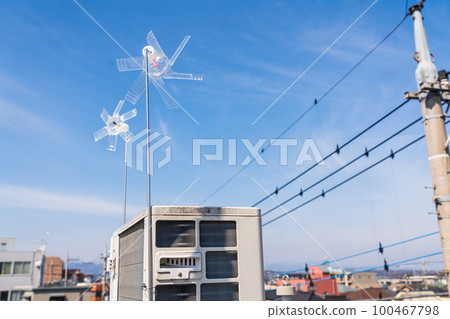 空調防烏鴉對策 屋頂室外機和風車 空調防烏鴉對策 屋頂室外機和風車 100467798
