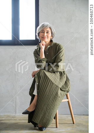 灰髮女人的全身畫像 100468713