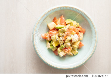 Tomato and avocado salad with mozzarella cheese 100469146