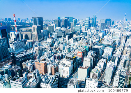 春天薄霧籠罩的東京城市風光 100469779