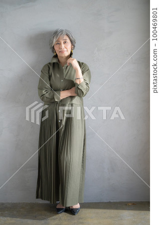 灰髮女人的全身畫像 100469801