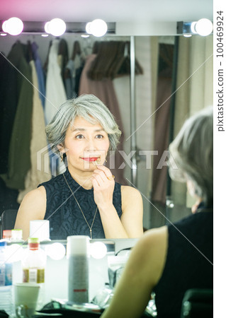 正在化妝的白髮女人 100469924