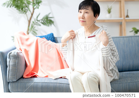 Senior woman Recycle Elimination 100470571