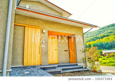 一棟新建的兩戶人家的房子，有兩個入口 100471064