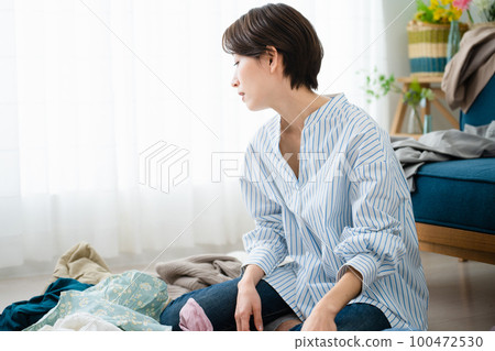 Young woman who can't clean up Lifestyle image Young woman who can't clean up Lifestyle image 100472530