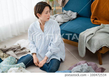 Young woman who can't clean up Lifestyle image Young woman who can't clean up Lifestyle image 100472534