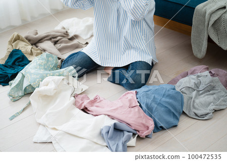 Young woman who can't clean up Lifestyle image Young woman who can't clean up Lifestyle image 100472535