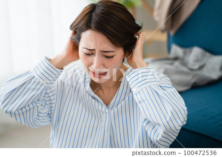 Young woman who can't clean up Lifestyle image 100472536