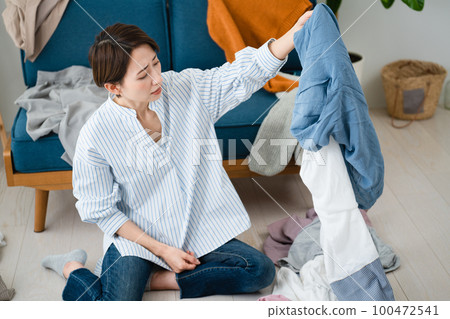 Young woman who can't clean up Lifestyle image Young woman who can't clean up Lifestyle image 100472541