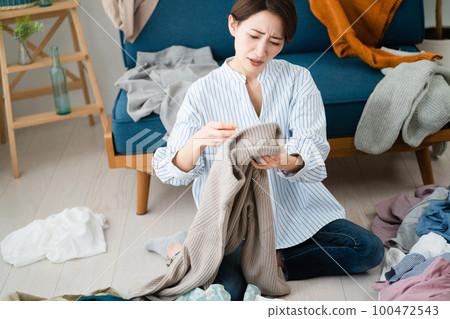 Young woman who can't clean up Lifestyle image Young woman who can't clean up Lifestyle image 100472543