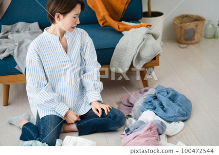 Young woman who can't clean up Lifestyle image 100472544