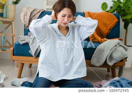 Young woman who can't clean up Lifestyle image 100472545