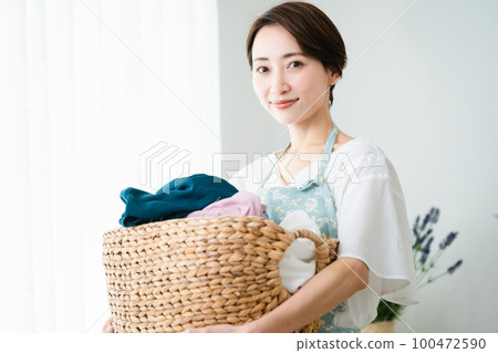 拿著洗衣籃的年輕女子生活方式形象 100472590