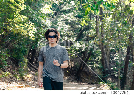 Male athlete wearing sunglasses during training 100472643