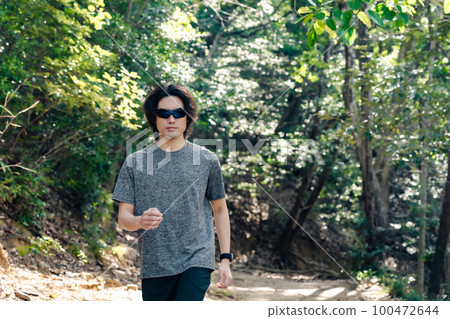 Male athlete wearing sunglasses during training 100472644