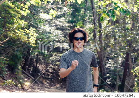 Male athlete wearing sunglasses during training 100472645