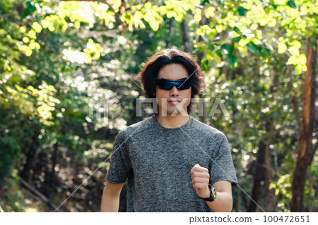 訓練時戴墨鏡的男運動員 100472651