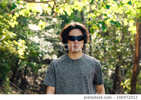 訓練時戴墨鏡的男運動員 100472652