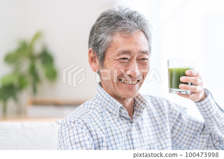 Senior man drinking green juice (health/healthcare).. Senior man drinking green juice.. Senior man drinking green juice (health/healthcare).. Senior man drinking green juice.. 100473998