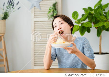 吃薯片的少婦吃喝圖片 100474482