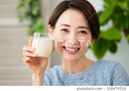 喝豆漿的少婦飲食形象 100474518