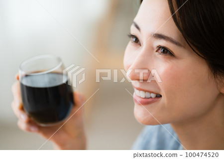 年輕女子喝咖啡吃喝圖像 100474520