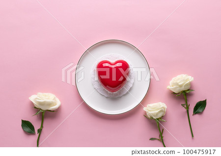 Creative composition with red heart cake and white flowers Creative composition with red heart cake and white flowers 100475917