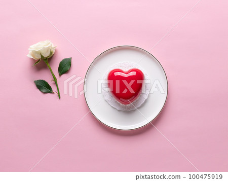 Valentines day background. red heart cake and white rose 100475919