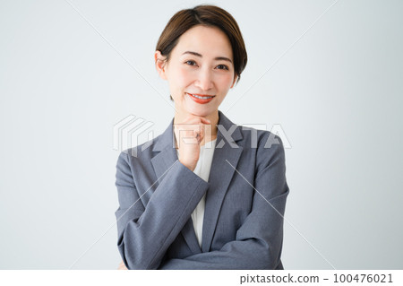 思考的年輕女性商業形象 100476021