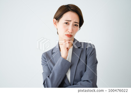 一個表情不安的年輕女子商業形象 100476022