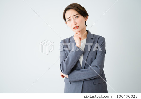 一個表情不安的年輕女子商業形象 100476023