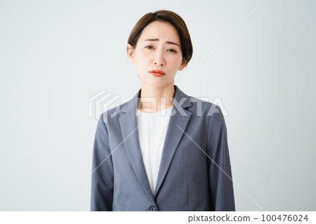 一個表情不安的年輕女子商業形象 一個表情不安的年輕女子商業形象 100476024