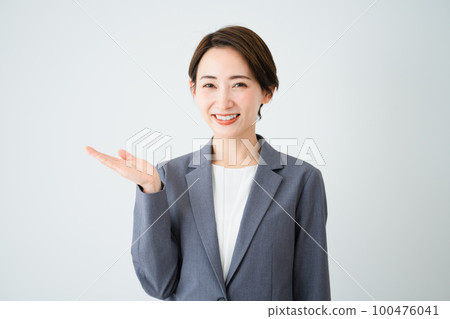 引導業務形象的年輕女性 引導業務形象的年輕女性 100476041
