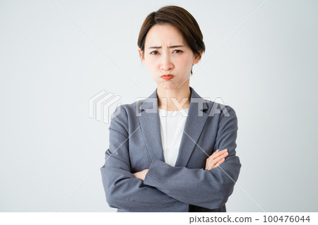 憤怒的年輕女子，雙臂交叉 商業形象 100476044