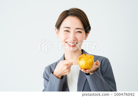 拿著存錢罐的年輕女子商業形象 拿著存錢罐的年輕女子商業形象 100476092