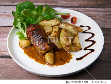 Recipe for boneless rolled chicken leg with potatoes and molasses-flavoured mache salad Recipe for boneless rolled chicken leg with potatoes and molasses-flavoured mache salad 100476170