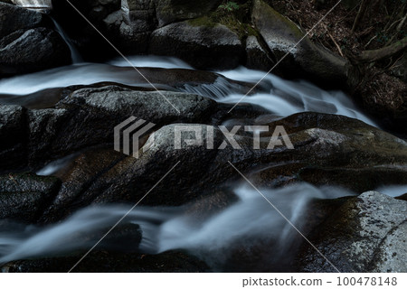 Waterfall viewed from above, Aichi Prefecture 100478148