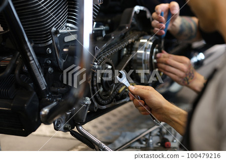 Maintenance of motorcycle engine clutch system by technicians Maintenance of motorcycle engine clutch system by technicians 100479216