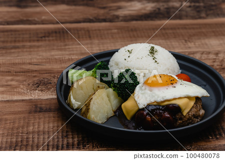 Self-catering hamburger steak with demi-glace sauce Self-catering hamburger steak with demi-glace sauce 100480078