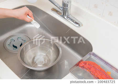 [Put salt in a bowl to make salmon roe pickled in soy sauce] 100483725