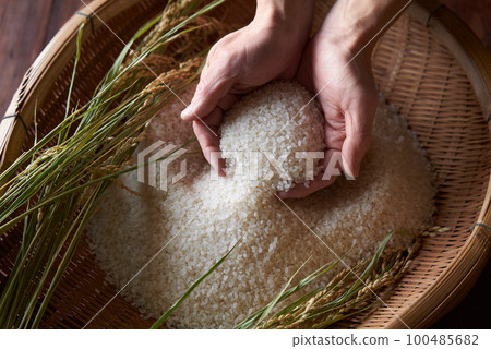 用手把米飯舀到漏勺裡 100485682