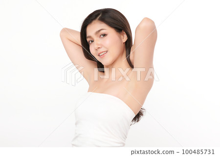 Beautiful Young Asian woman lifting hands up to show off clean and hygienic armpits or underarms on white background, Smooth armpit cleanliness and protection concept 100485731