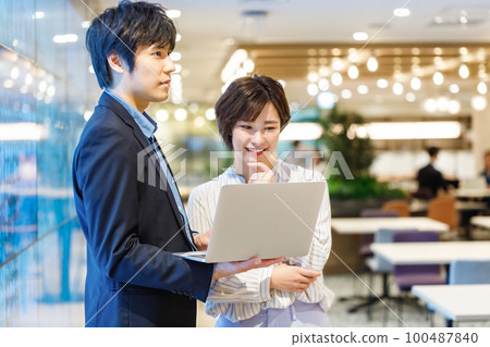 Business scene venture men and women Business scene venture men and women 100487840