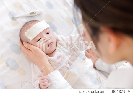 嬰兒發燒哺乳媽媽 嬰兒發燒哺乳媽媽 100487969