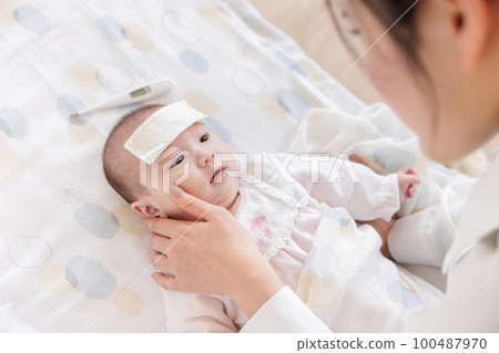 嬰兒發燒哺乳媽媽 100487970