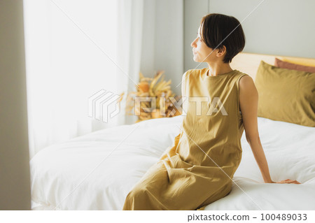 臥室裡的女人》 臥室裡的女人》 100489033