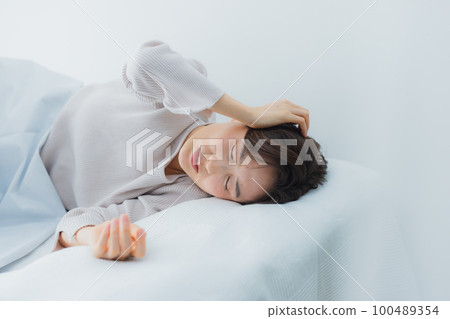 The woman in the bedroom The woman in the bedroom 100489354