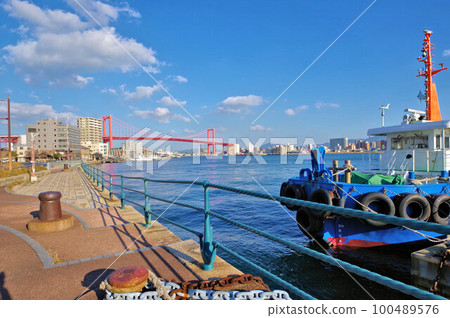 北九州市若松區可以看到若東大橋的若松南海岸街 北九州市若松區可以看到若東大橋的若松南海岸街 100489576
